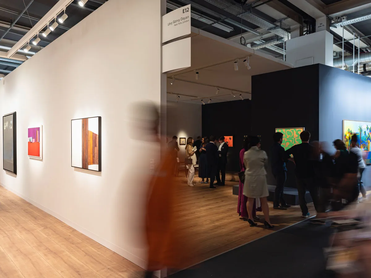 New art collector asking a gallerist about an artwork