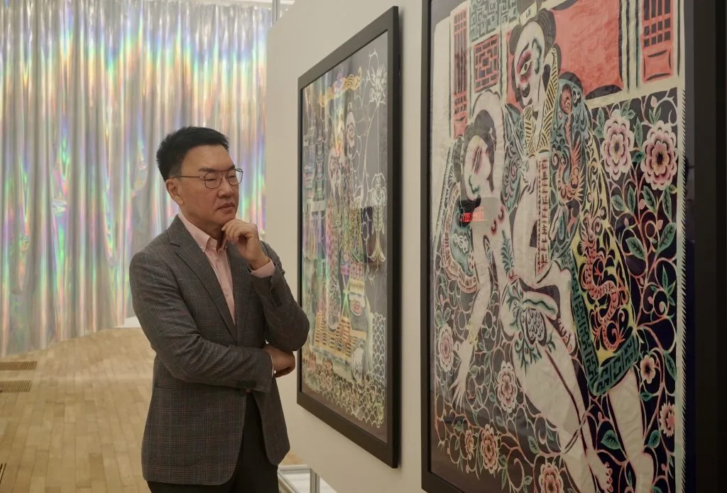 Wei Rongda advising new collectors at Asia Art Center
