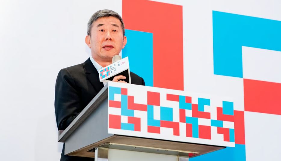 Rudy Tseng collecting contemporary art at an international fair