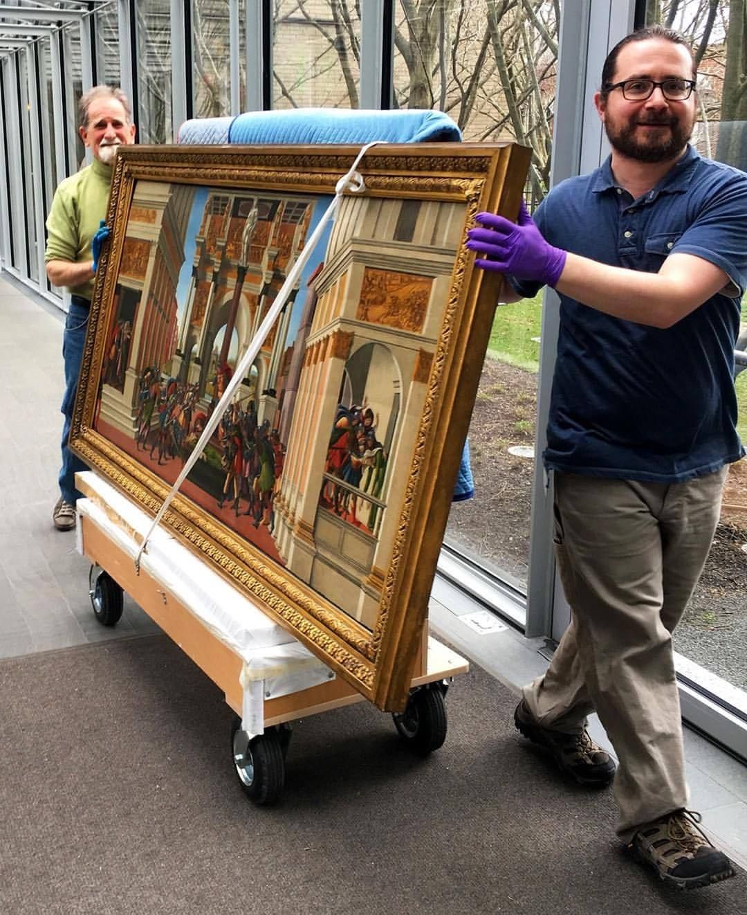 Professionelle Kunsthandler verpacken ein Kunstwerk für den Transport