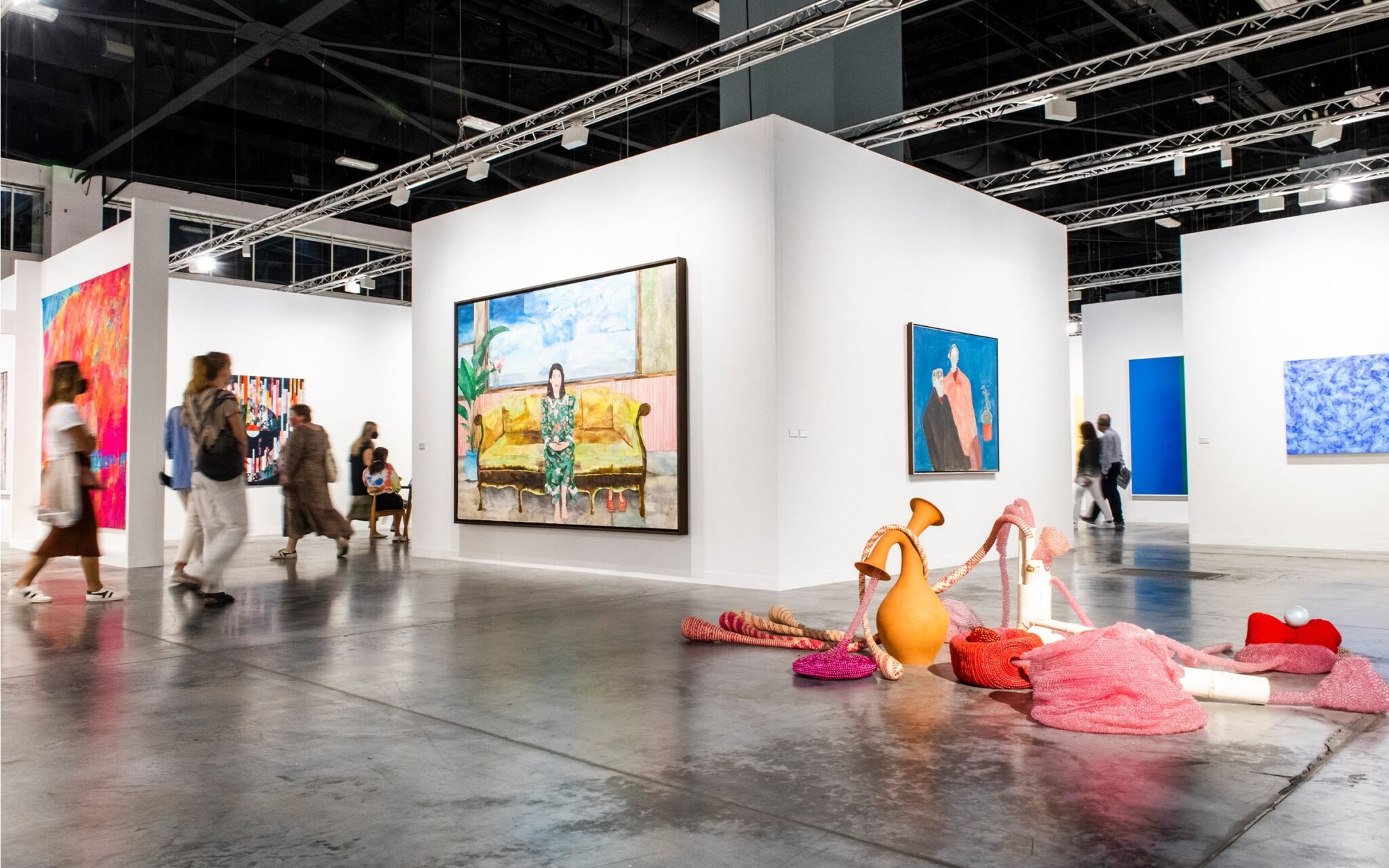 Sammler betrachten zeitgenössische Kunst auf einer internationalen Kunstmesse