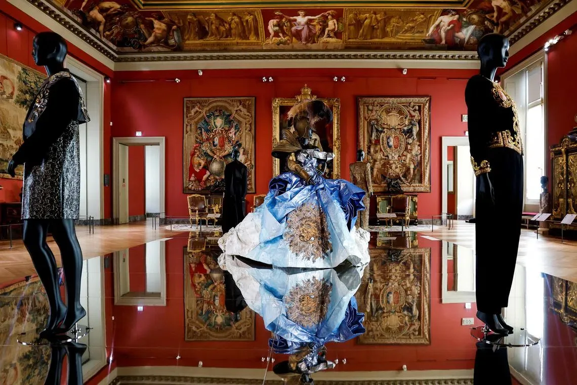 Ausstellung Art and Fashion Statement Pieces im Louvre