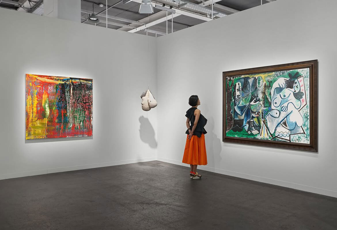 Art Basel VIP-Sammler betrachtet Kunst in privatem Rahmen