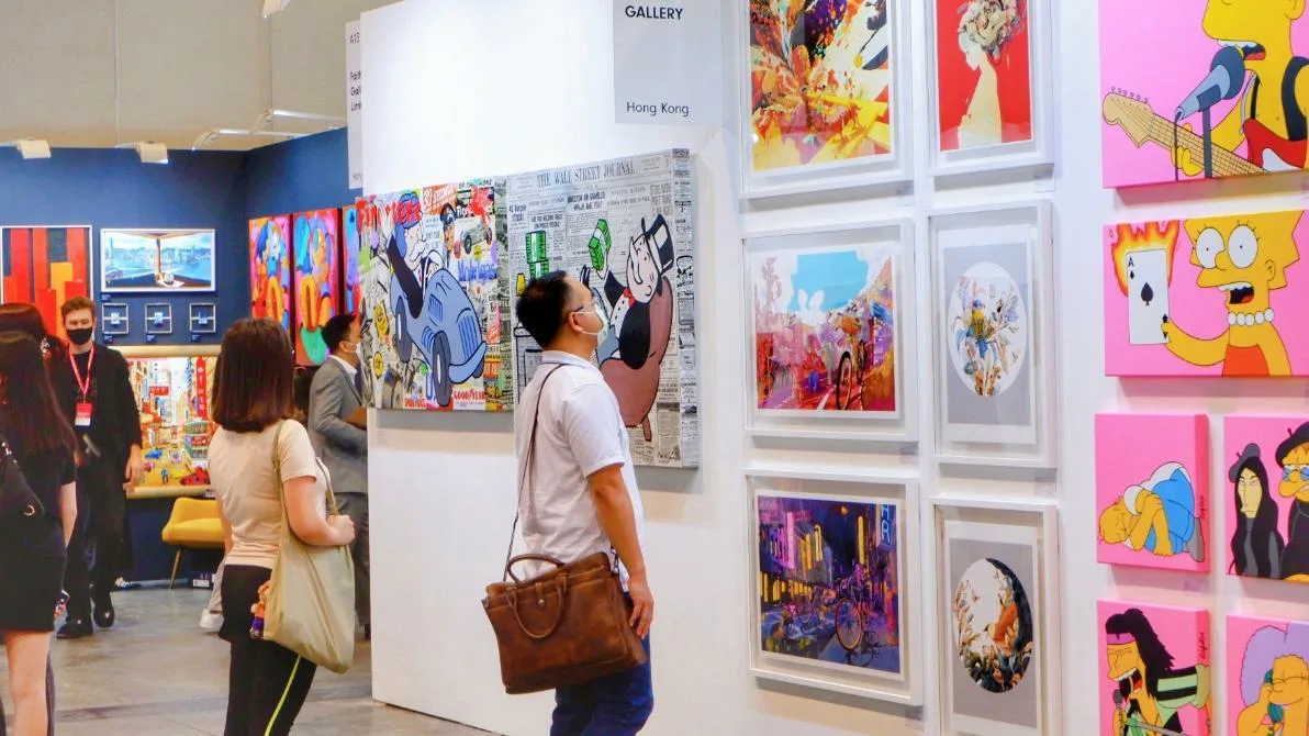 Junge vermögende Sammler auf einer Kunstmesse in Hongkong