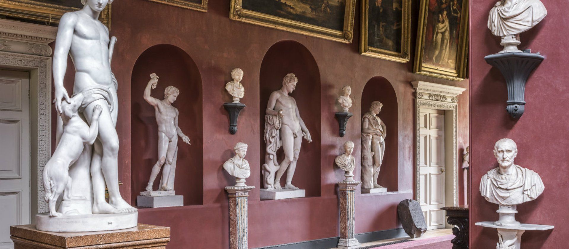 Mehrgenerationen-Kunstsammlung in einem Familienhaus ausgestellt