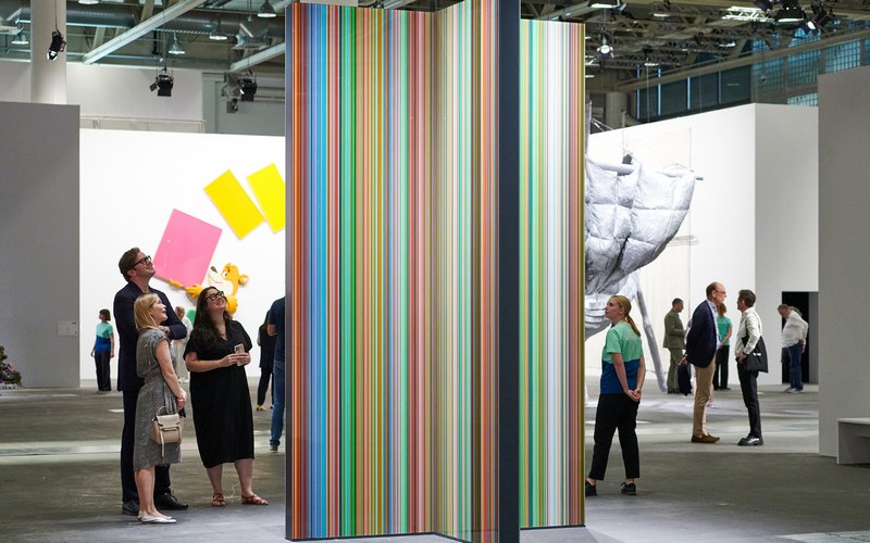 Coleccionista leyendo la Encuesta de Art Basel y UBS sobre la Colección Global Coleccionista leyendo la Encuesta de Art Basel y UBS sobre la Colección Global