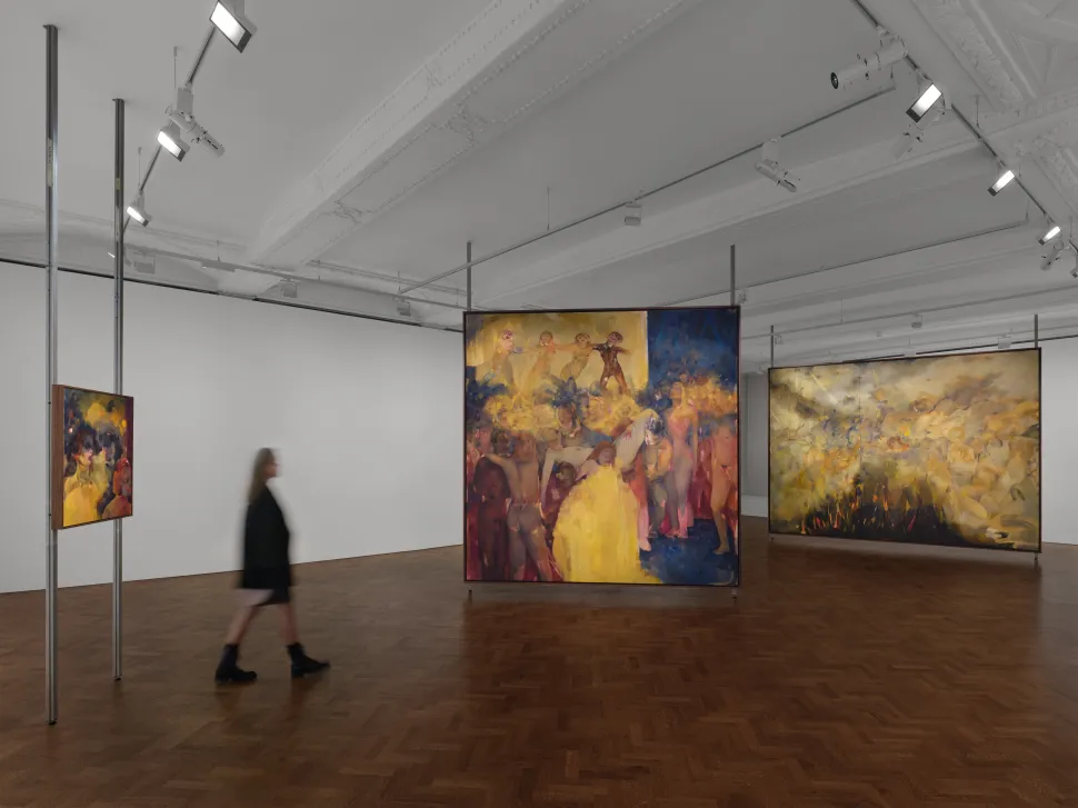 Galeriste expliquant le travail d’un artiste émergent